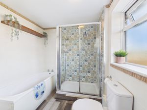 Family bathroom - click for photo gallery